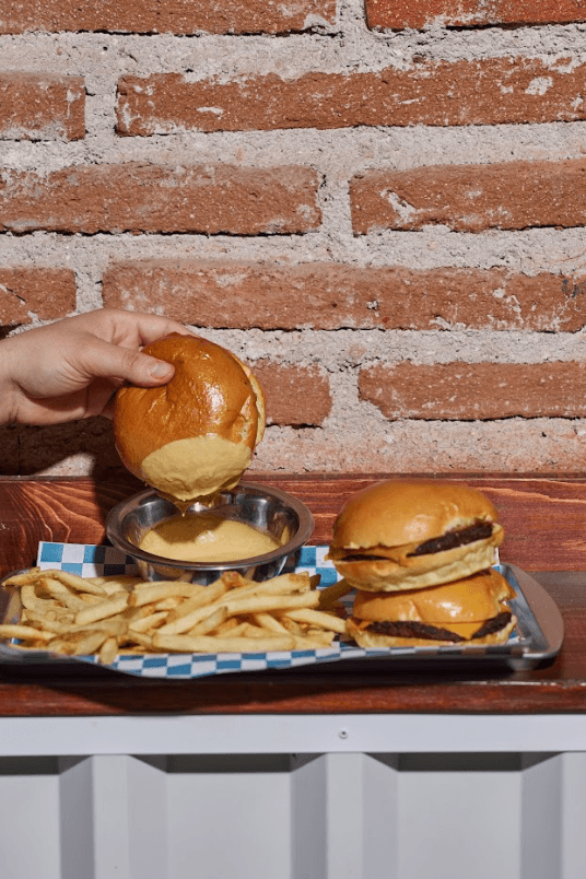 Sliders con papas y queso del menú de Bunker